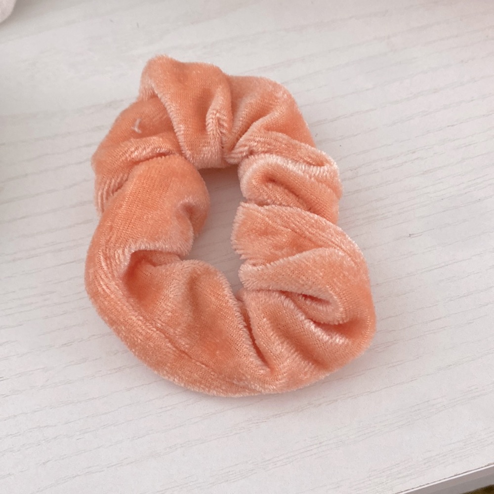 Peach colored Scrunchie . 🍑🤍